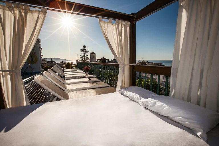 Piscina delhotel Plaza Cavana en Nerja