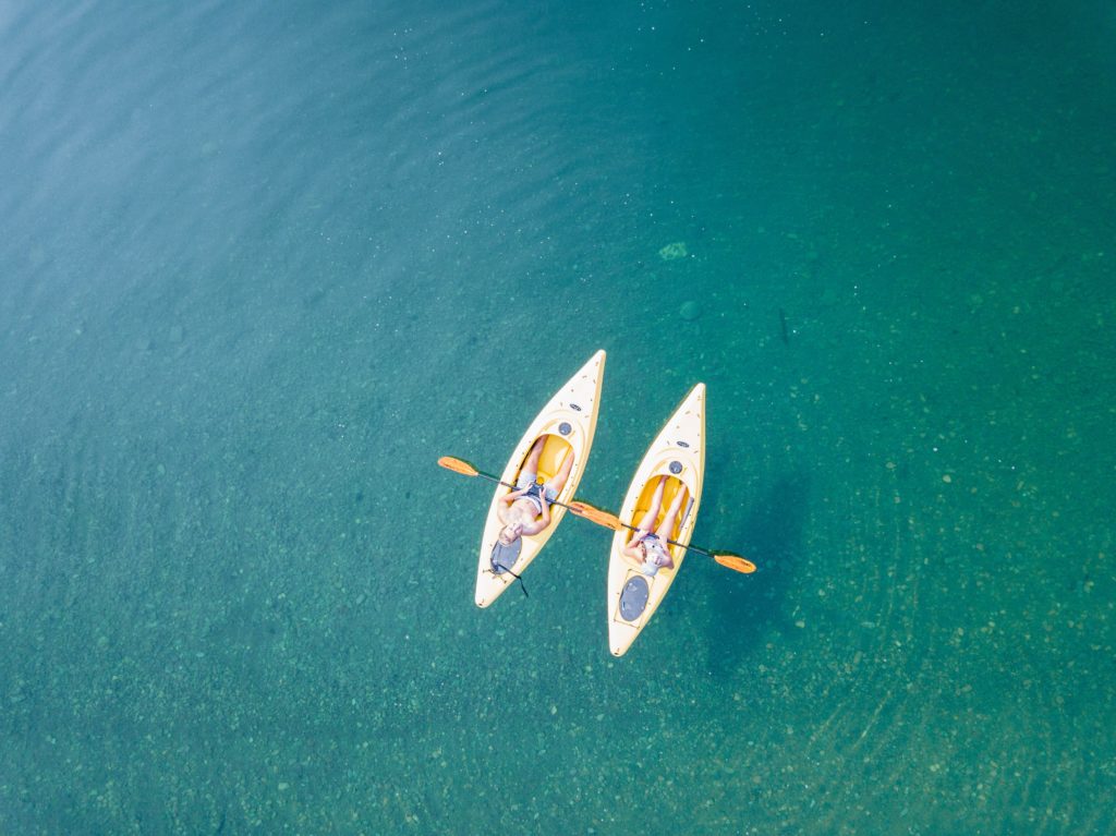 Una pareja navegando en kayak en las playas de nerja