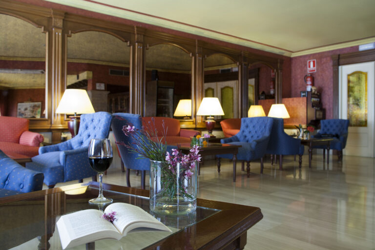 Lobby del Hotel Plaza Cavana en Nerja