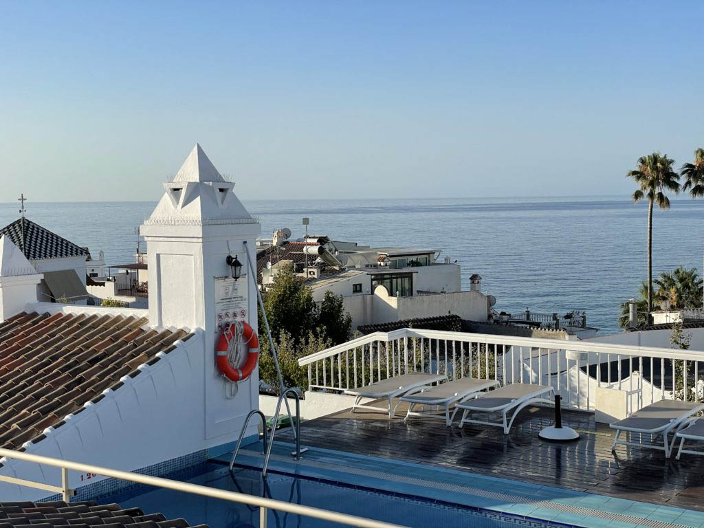 Piscina del Hotel Plaza Cavana en Nerja