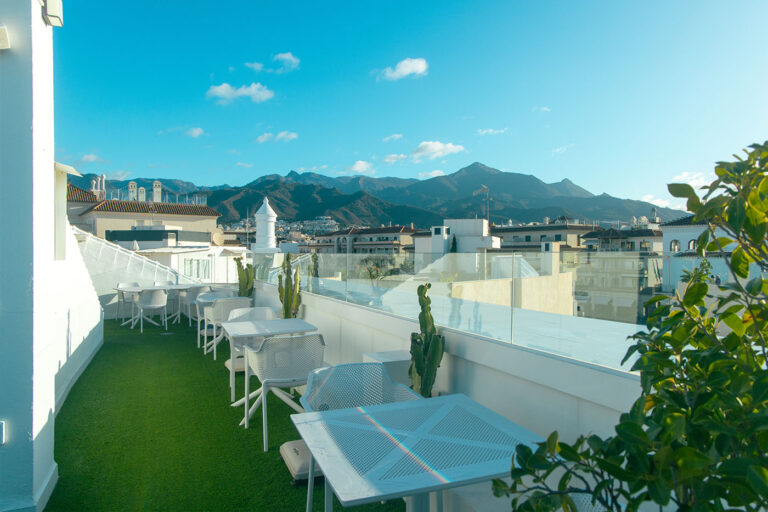 Piscina y terraza del Hotel Plaza Cavana en Nerja