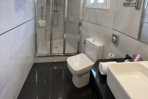 Baño de la habitación individual en el Hotel Plaza Cavana en Nerja