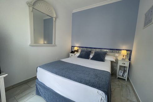 Cama doble de la habitación individual en el Hotel Plaza Cavana en Nerja