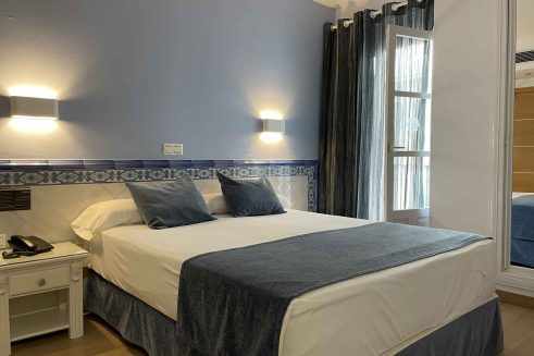 Cama doble de la habitación individual en el Hotel Plaza Cavana en Nerja