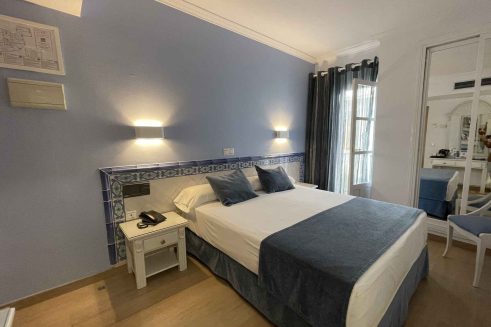 Habitación básica en el Hotel Plaza Cavana en Nerja